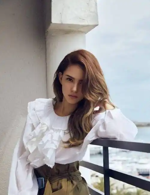 昆凌拍时尚写真,连换三款发型,把头发扎得这么高好有个性!