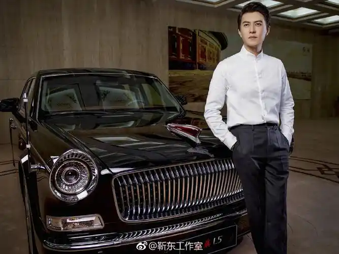 有贵气 有正气 靳东与红旗 气质最般配