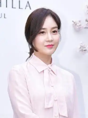 40岁韩国女星成宥利官宣怀孕,经纪公司证实:怀上双胞胎