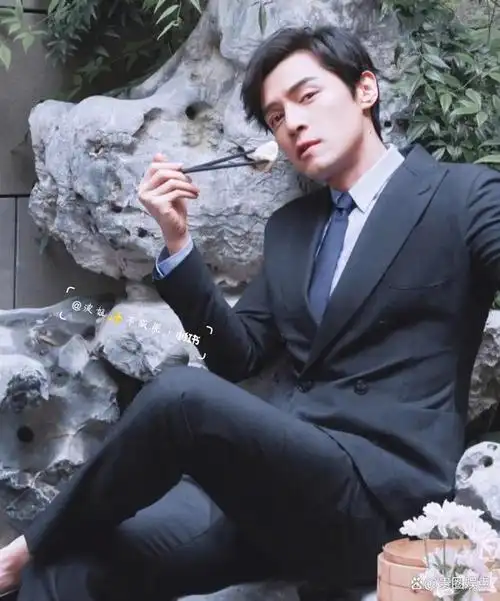 胡歌深夜发文情绪崩溃,晒颓废自拍直言对不起很多人,引粉丝担忧