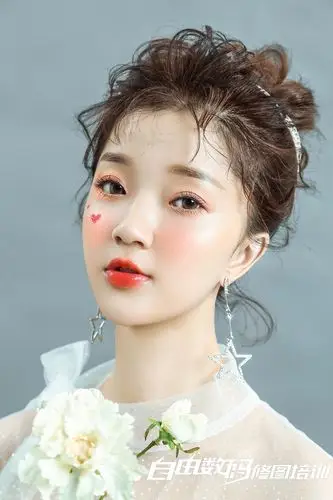 自由数码培训陈畅的化妆造型作品《甜美可爱妆面》