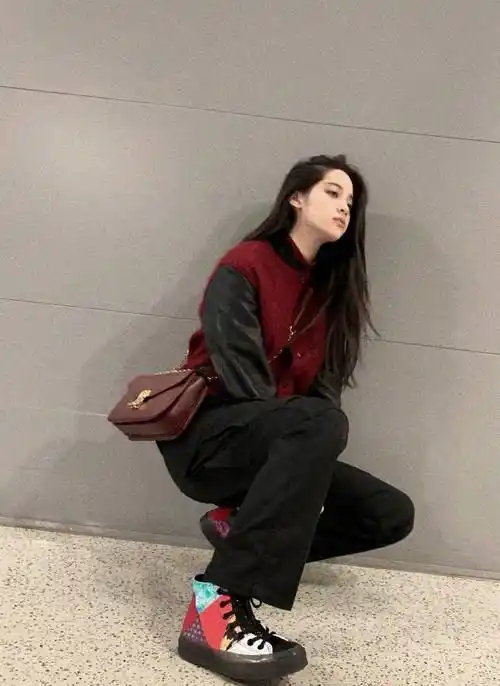 欧阳娜娜家教有多严格看穿搭就知道穿吊带裙还要背心时尚