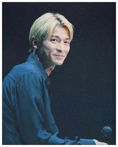 形象独特的刘德华在演唱会上首次展现了金发中分的造型,立刻引起了