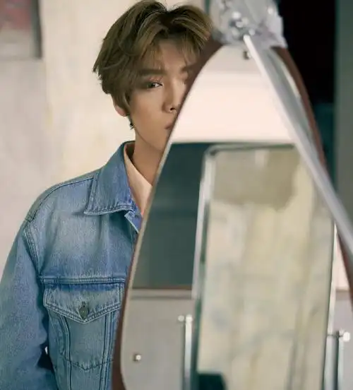 鹿晗牛仔外套清新写真640x1136分辨率下载,鹿晗牛仔外套清新写真,高清