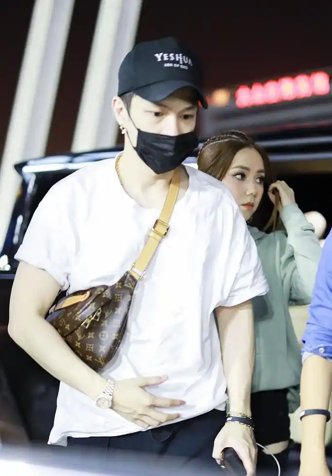 邓紫棋携男友走机场,卫衣搭破洞裤时髦,mark简约黑白配帅气