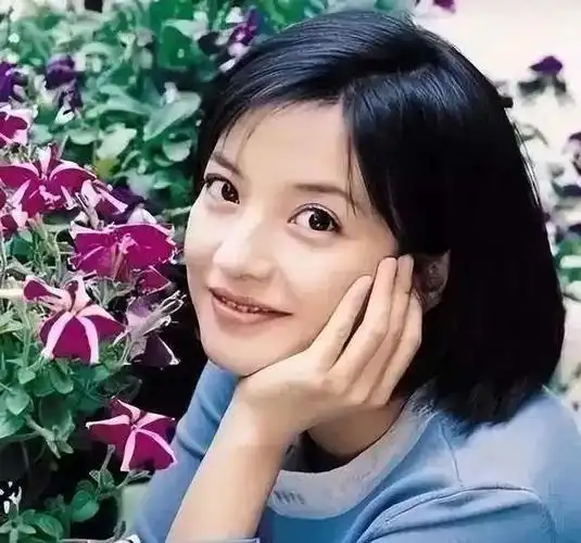 时隔2年后赵薇在机场现身面容苍老身材发福粉丝追着要签名