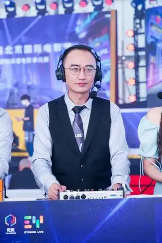 高源在北影节jj斗地主冠军杯明星赛中担任解说