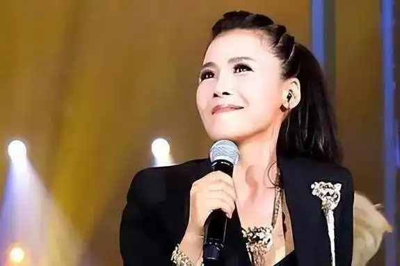 56岁田震现身餐厅身材纤细不见老态心形首饰引人注意