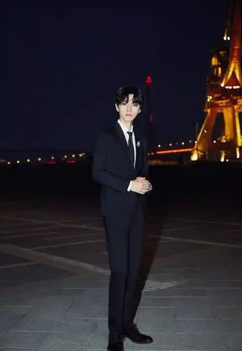 姚晨穿淡黄长裙优雅甜美却输给闫妮,胡可馨儿成最美_西装_气质_王俊凯