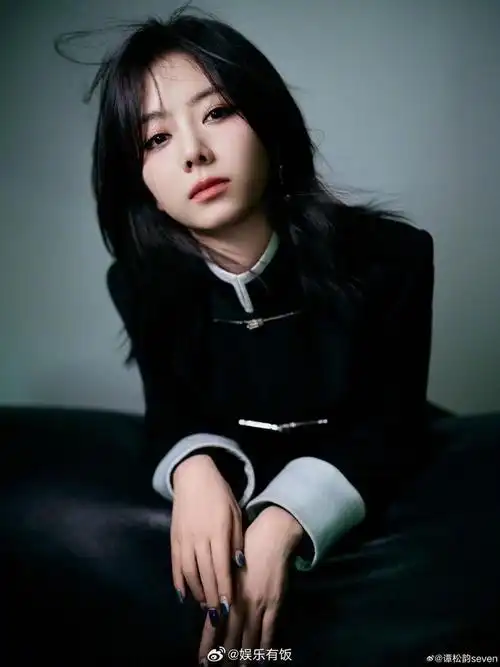 周六下午有谭松韵seven的新图了尝试全包眼线搭配新中式黑裙