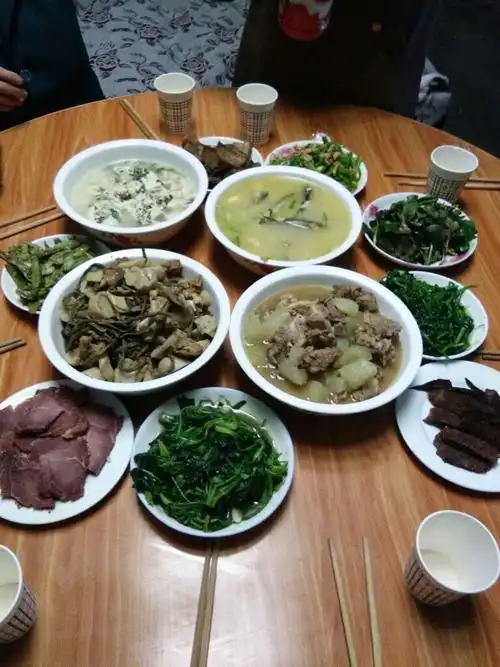 今天忙了一天,晚上在亲家母家吃饭.看这么多尽是好吃的_张容【悦动圈