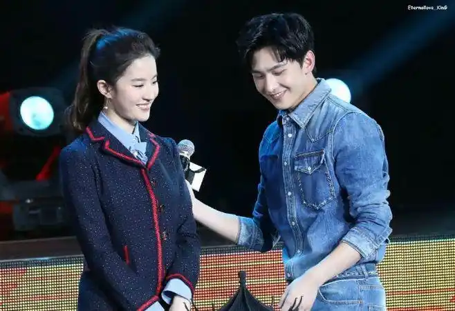 杨洋# #刘亦菲# #三生三世十里桃花# 两个好看的人坐在一起,任何言语