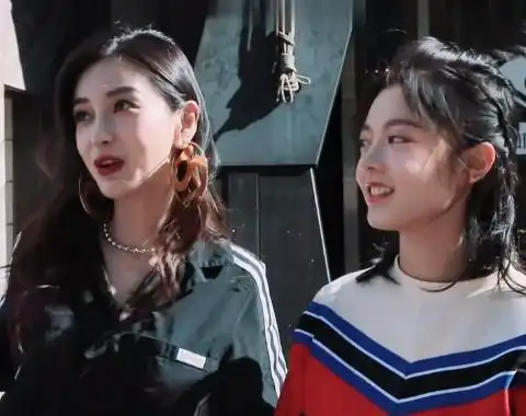 杨颖赵今麦素颜出镜,看清俩人坐姿,网友:已婚未婚的区别
