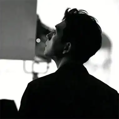 稳重暗色调成熟冷酷男生头像图片 好看有深度的成熟微信男头_男生头像