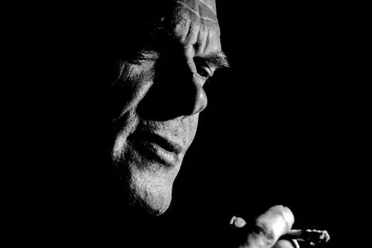 黑色男性思考抽烟情绪背景图片