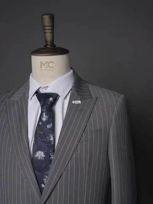 显高浅灰宽条纹西服男士西装定制