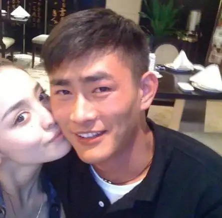 【图】古力娜扎吻照曝光 男方:照片不是我手机自拍