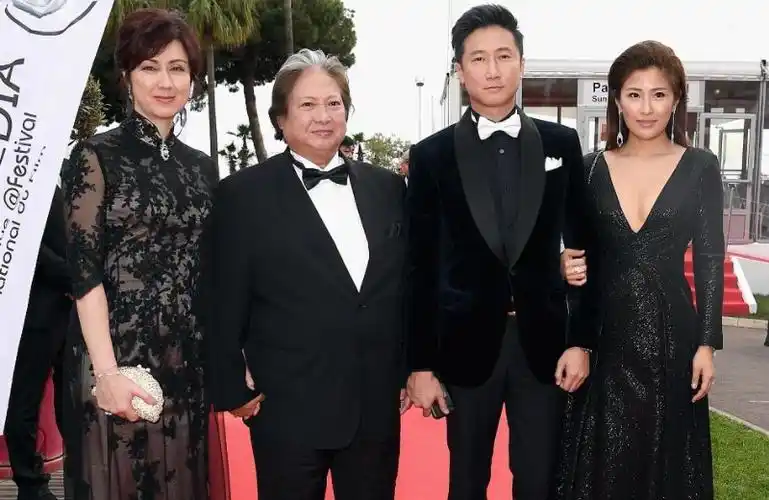 原创洪天明带两个儿子和妻子外出游玩和大家分享一家人的近况