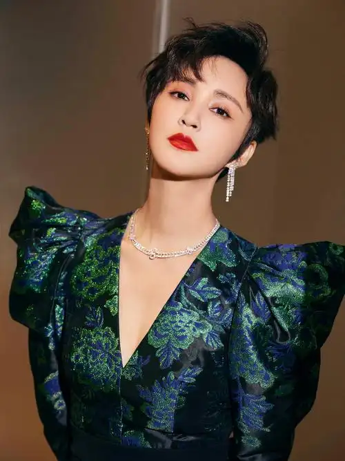 张歆艺浮光倩影耀动人心