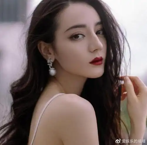 迪丽热巴拍照花絮曝光,开叉羽毛吊带裙超惊艳,皮肤白皙到夸张!