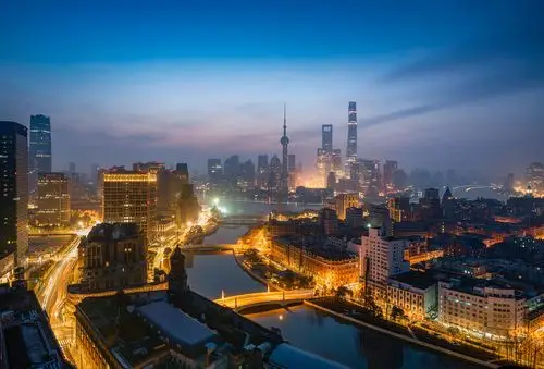 在上海拍摄城市风光,没有遇见什么很好的天气,只能拍摄一些城市夜景了