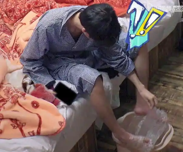 王俊凯光脚在地板上跑,镜头扫到他的脚底,网友:三天没洗过脚?
