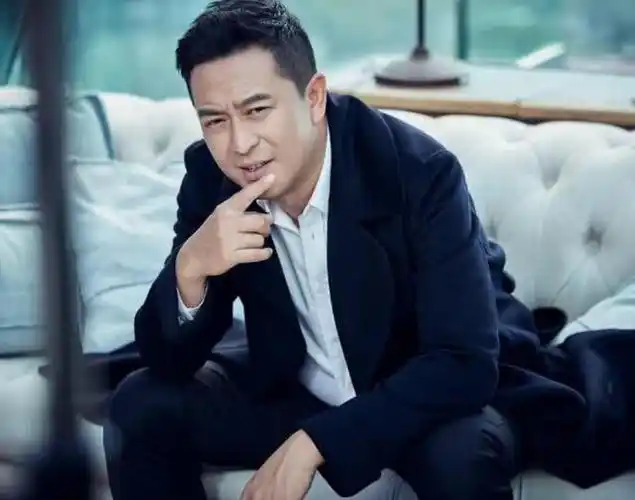 张嘉译的演技还是非常可赞的,在娱乐圈也没有多大的绯闻跟八卦.