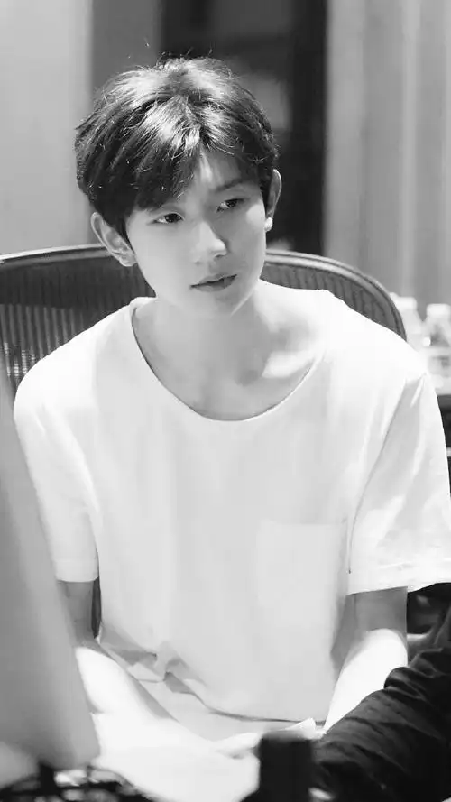 王源白衬衫素颜照