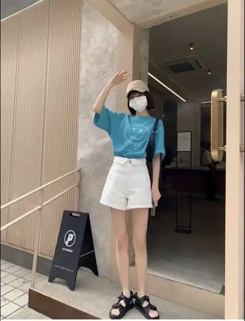 原创白色短裤怎么搭配上衣和鞋子好看