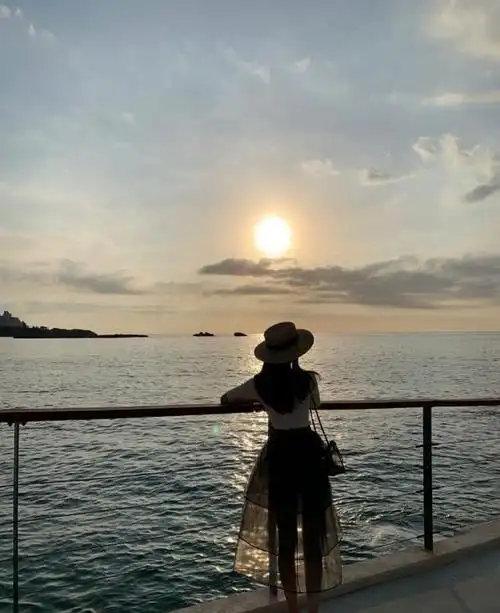 张子萱晒老公视角美照背影迷人,与陈赫频频度假生活很安逸