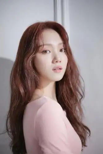 李圣经最新画报拍摄花絮,牛奶肌配红棕色波浪长发,女神范十足!