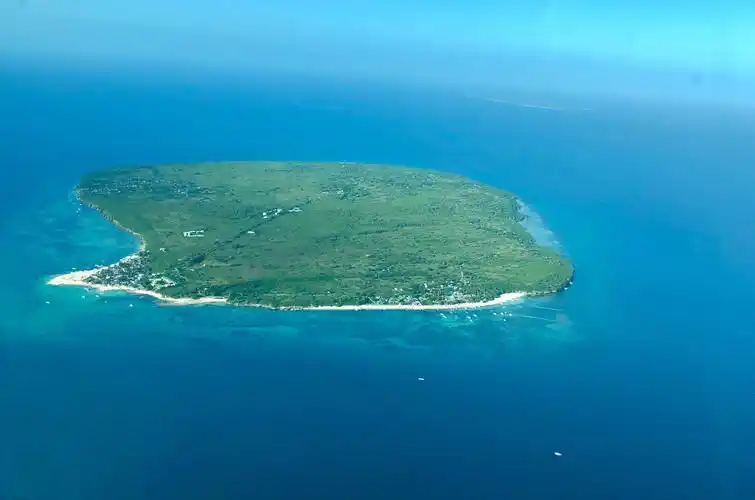 从飞机上可以俯瞰到不少这种独立的小岛.