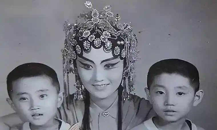 在他19岁的时候,他决定离开家乡的小县城,去北京这个大城市打拼.