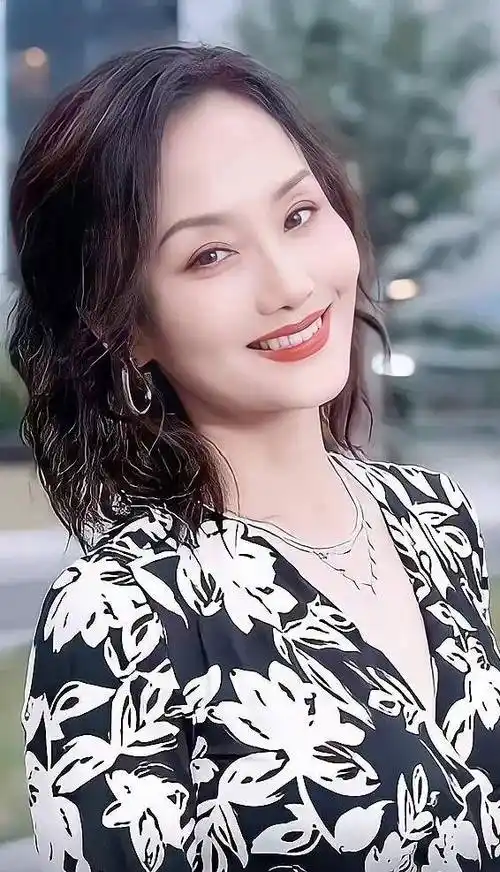 中国最美女富豪—李颖#性感#高贵#迷人#_人生_角色_金紫薇