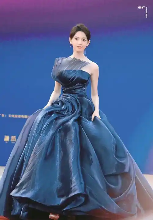 陈瑶藏蓝色抹胸礼服裙造型好仙,天鹅颈好优美,整个人在发光_活动_笔心