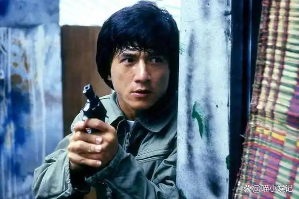 70岁成龙现身参加活动头发花白尽显老态评论区网友却集体破防