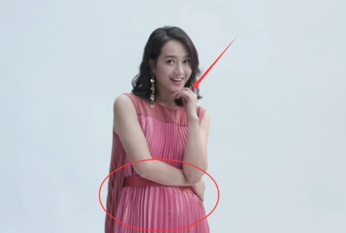 朱丹穿粉裙挺孕肚拍定妆照小腹微凸气色好