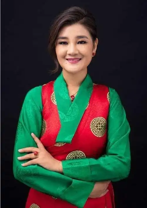 34岁降央卓玛近照,奉子成婚老公高大潇洒,回报农村爹娘豪车豪宅