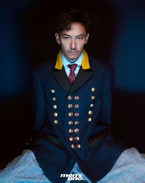 张震 登上《风度mens uno》9月号封面,成熟冷峻的外形