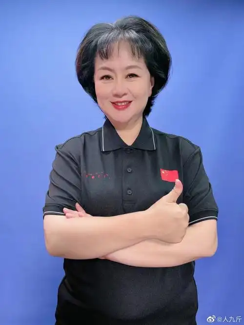 鞠萍户外录节目被拍穿中国风花裙赘肉横生但气质温婉富态