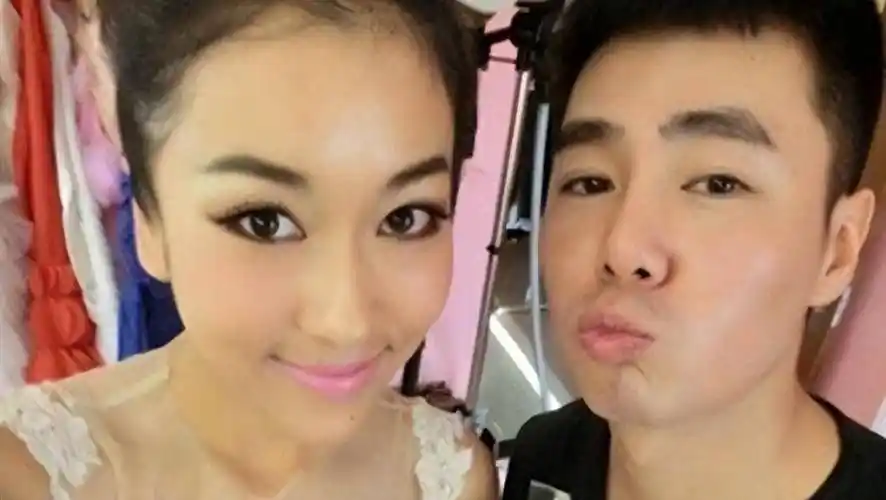 原创吉克隽逸被曝新恋情和男子亲密搂腰同喝一瓶水网友该恋爱了