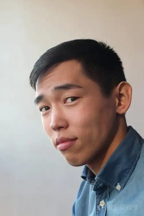 年轻英俊的亚裔男子照片-正版商用图片1ii0iq-摄图新视界