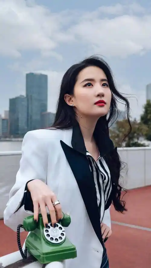 刘亦菲身穿白色西装外套,蓝色直筒皮裤 ,演绎悠然气韵