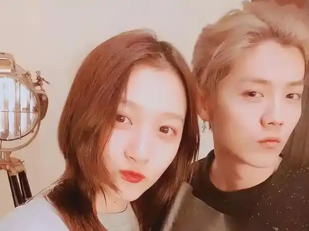 前几天,网友偶遇鹿晗带小女友关晓彤去度假