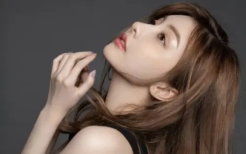 金发美女性感高清桌面壁纸