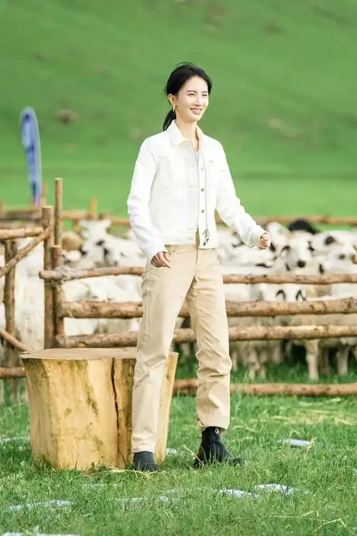 金晨在《现在就出发》上称体重,171的身高只有99斤……|金晨|体重