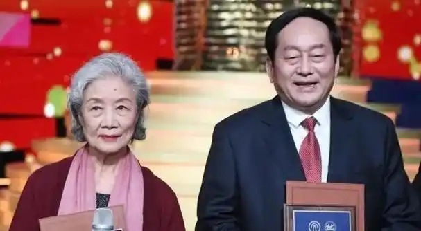 吕中和丈夫一同前往了房产市场.