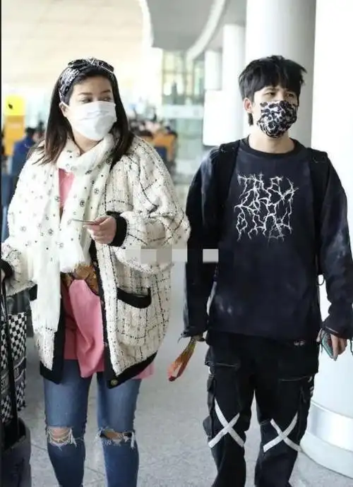 大张伟春晚"糗"上热搜,拒绝黄小蕾选择经纪人,他是否清醒?