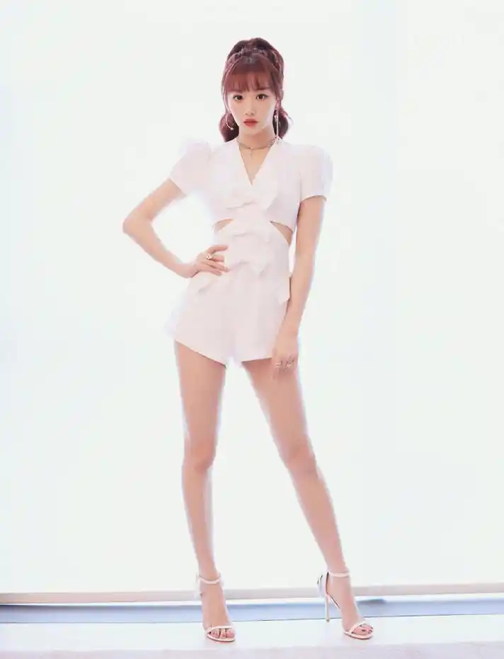 被孔雪儿迷倒了,穿超短连体裤踩10厘米的鞋,美腿纤细成吸睛点