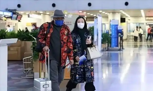 被徐峥陶虹的中年情侣穿搭惊艳到了虽然土味却意外显时髦